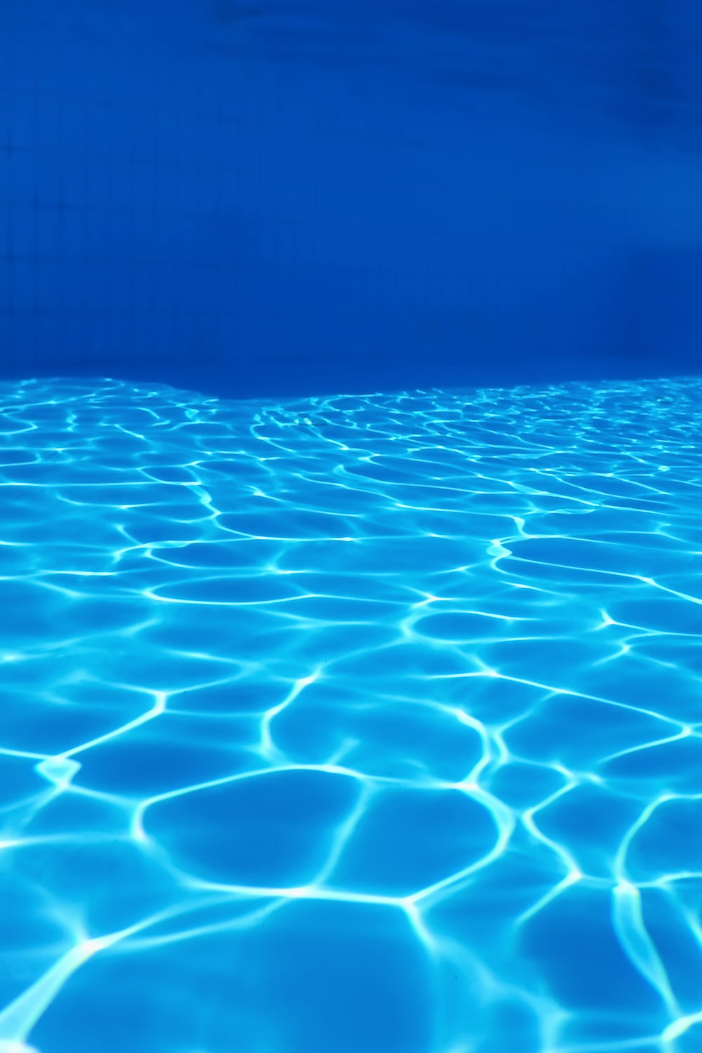 underwater-empty-swimming-pool-background